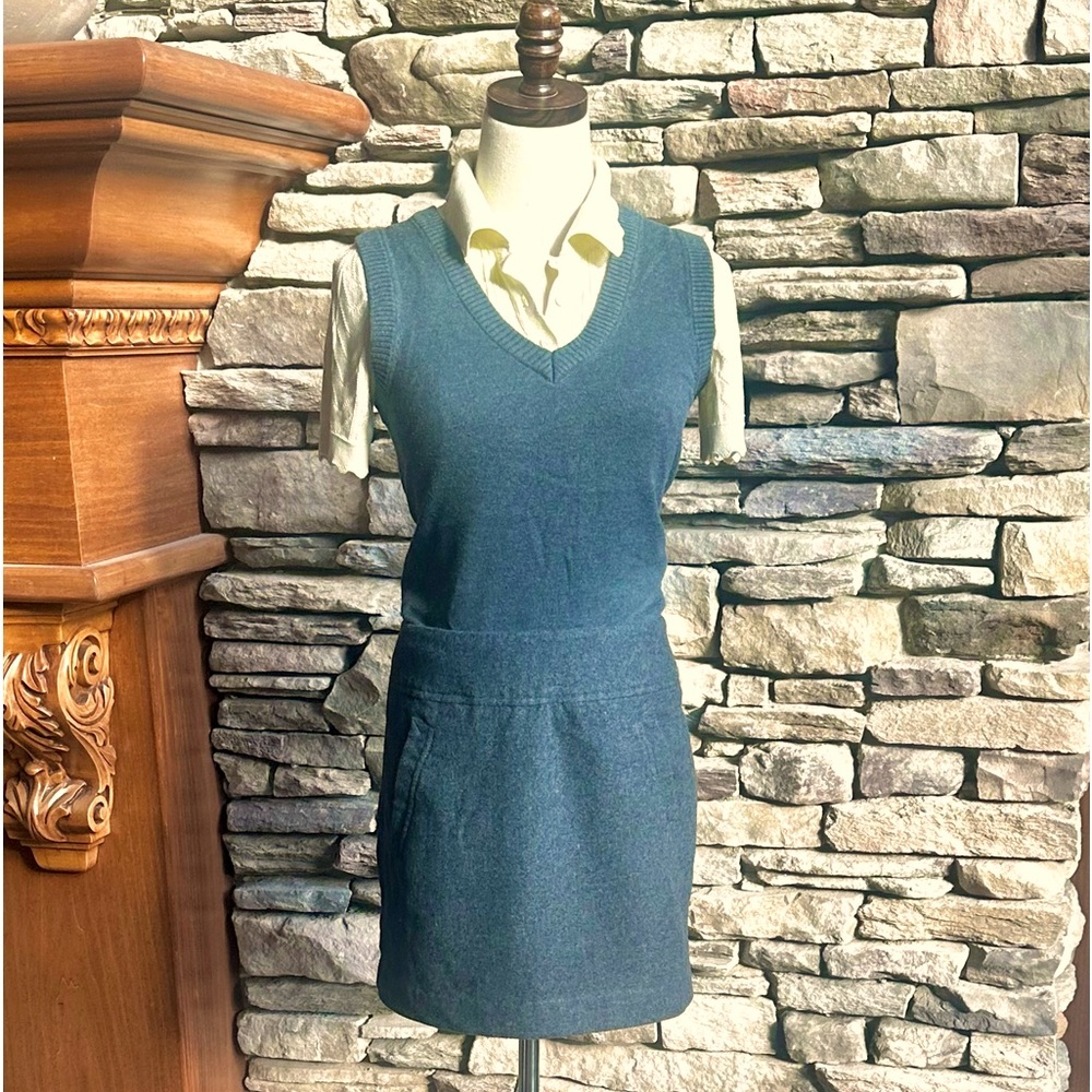ADORABLE WOOL MINI SKIRT WITH FAUX POCKETS, IN GRAY. SIZE SMALL, FULLY LINED